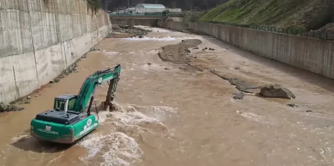 Taşkın sırasında kanalda çalışan iş makinesi